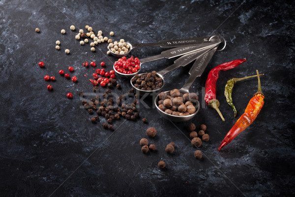 Boaba de piper ardei iute negru piatră tabel Imagine de stoc © karandaev