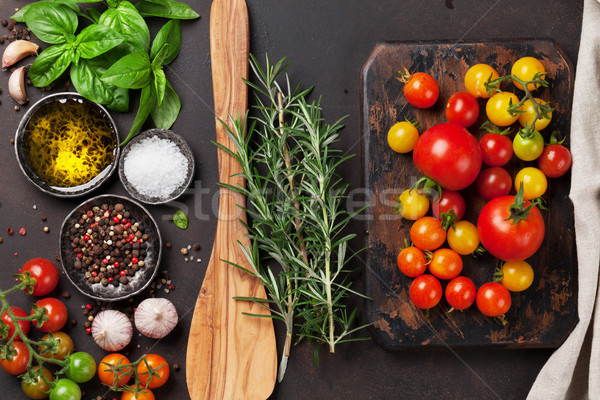 Stock foto: Tomaten · Basilikum · Olivenöl · Gewürze · Stein · Tabelle