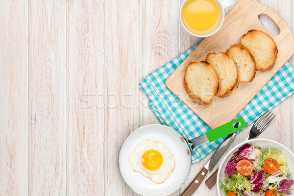 Stock fotó: Egészséges · reggeli · tükörtojás · saláta · fehér · fa · asztal