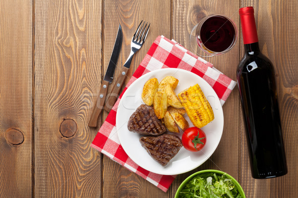 Foto stock: Filete · a · la · parrilla · papa · maíz · ensalada · vino · tinto