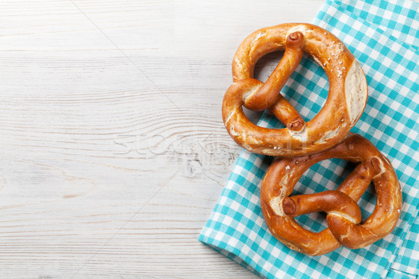 Foto stock: Pretzel · cerveja · lanches · mesa · de · madeira · topo · ver