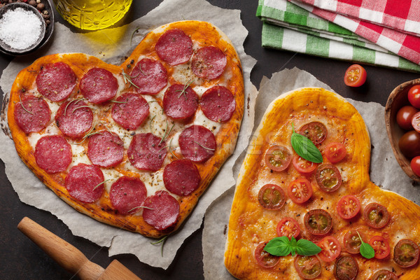 Foto d'archivio: Cuore · pizza · pepperoni · pomodori · mozzarella