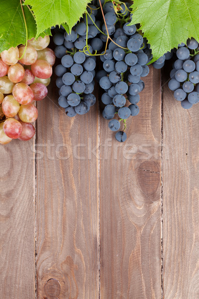 [[stock_photo]]: Raisins · vigne · table · en · bois · espace · de · copie · vin