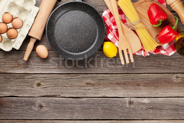 Cozinhar utensílios ingredientes mesa de madeira topo ver Foto stock © karandaev