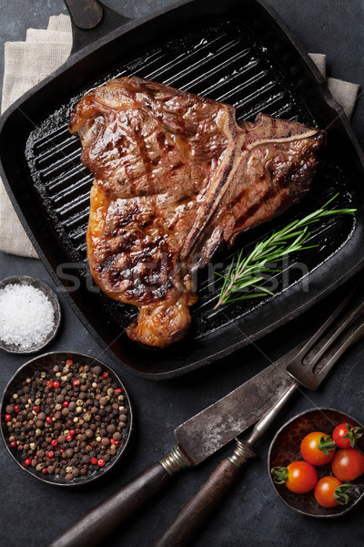 Steak grillés pierre table haut vue Photo stock © karandaev