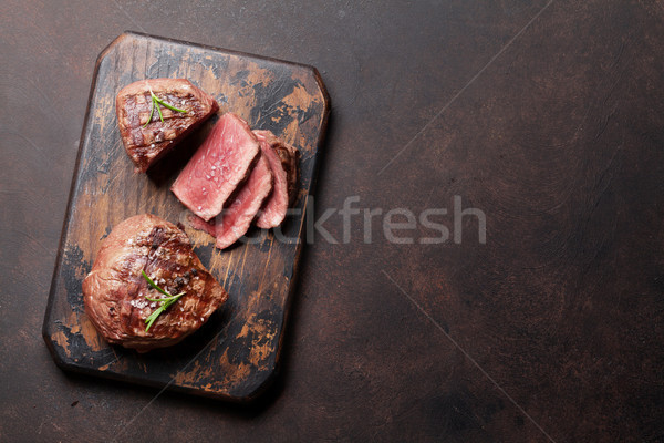 Gegrillt Filet Steak Schneidebrett top Ansicht Stock foto © karandaev