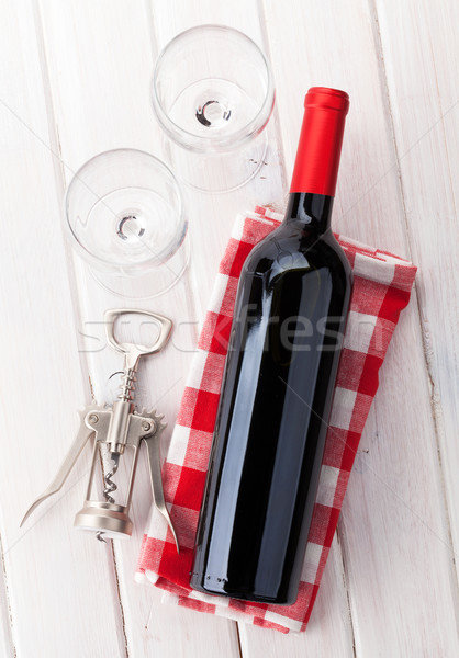 Vino tinto botella gafas sacacorchos blanco mesa de madera Foto stock © karandaev