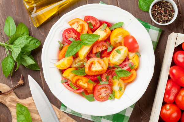 Stockfoto: Vers · kleurrijk · tomaten · basilicum · salade · houten · tafel