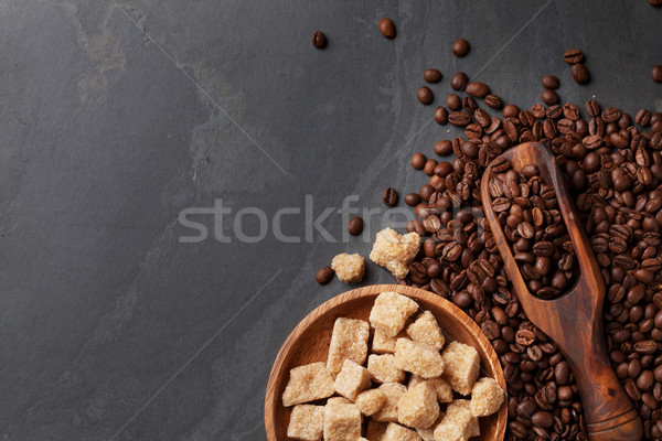 Granos de café azúcar moreno piedra mesa superior vista Foto stock © karandaev