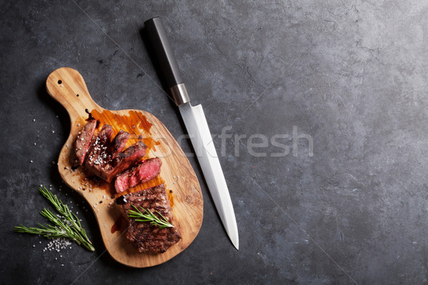 Gegrild biefstuk steen tabel Stockfoto © karandaev