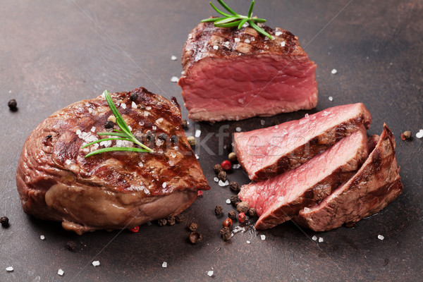 Gegrild filet biefstuk steen tabel vlees Stockfoto © karandaev