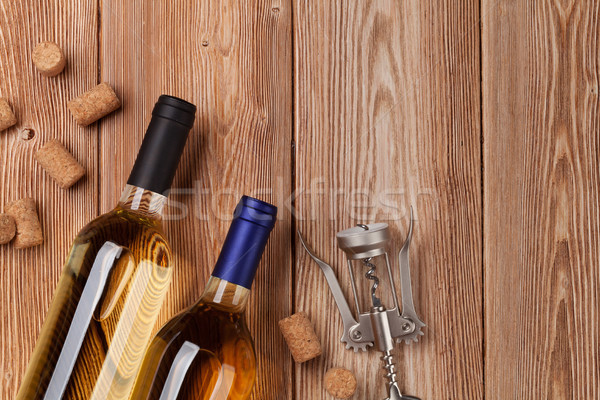 Vin alb sticle masa de lemn top vedere spatiu copie Imagine de stoc © karandaev