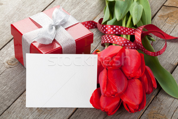 Foto d'archivio: Fresche · tulipani · scatola · regalo · biglietto · d'auguri · tavolo · in · legno · primavera