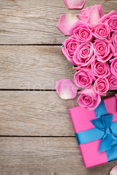 Día de san valentín caja de regalo completo rosa rosas mesa de madera Foto stock © karandaev