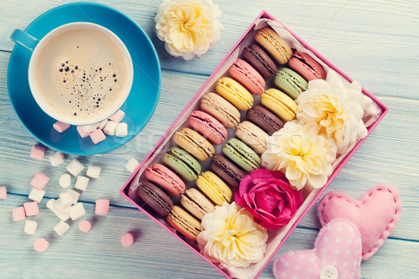 Kávé édes macaronok ajándék doboz színes mályvacukor Stock fotó © karandaev