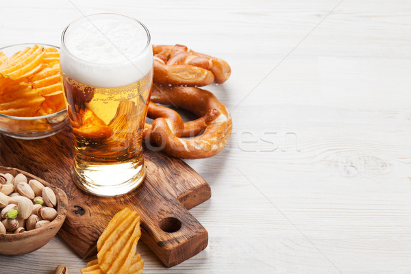 Lagerbier Bier mug Snacks Holztisch Nüsse Stock foto © karandaev