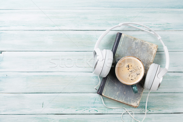 [[stock_photo]]: Audio · livre · casque · café · vieux · livre · table · en · bois