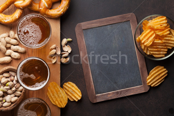 Cerveza aperitivos piedra mesa nueces Foto stock © karandaev