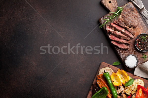 烤 蔬菜 牛排 菜板 木桌 頂部 商業照片 © karandaev