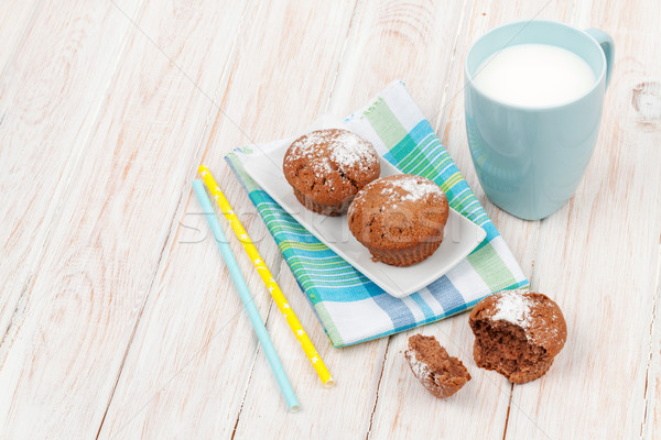 杯 牛奶 蛋糕 白 木桌 食品 / cup of milk and