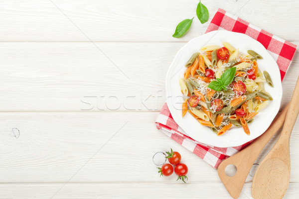 Foto d'archivio: Colorato · pasta · pomodori · basilico · tavolo · in · legno · top