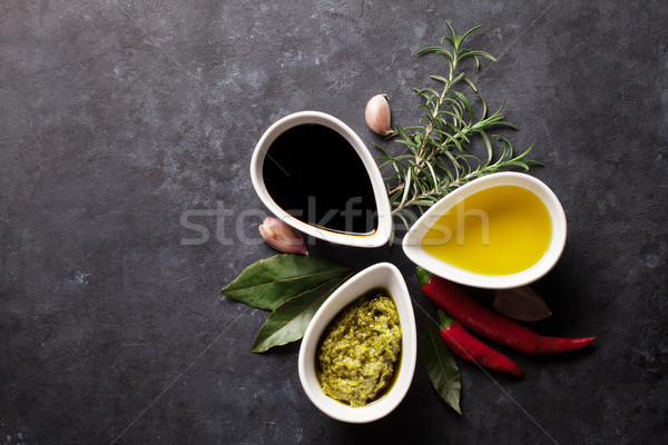 Foto stock: Hierbas · especias · piedra · superior · vista