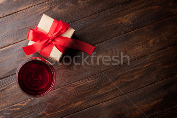 Stockfoto: Valentijnsdag · wenskaart · rode · wijn · geschenkdoos · houten · tafel · top