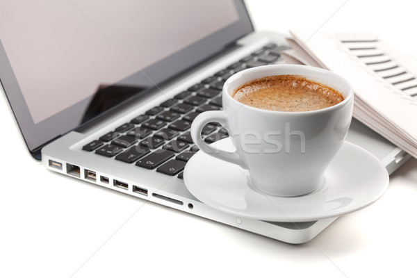 Heißen Cappuccino Tasse Laptop Zeitung weiß Stock foto © karandaev