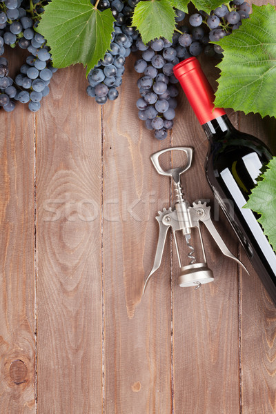 Stock fotó: Piros · szőlő · borosüveg · dugóhúzó · fa · asztal · felső