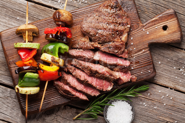 Biefstuk gegrild groenten houten tafel top Stockfoto © karandaev
