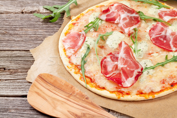 Pizza prosciutto branza mozzarella masa de lemn hârtie Imagine de stoc © karandaev