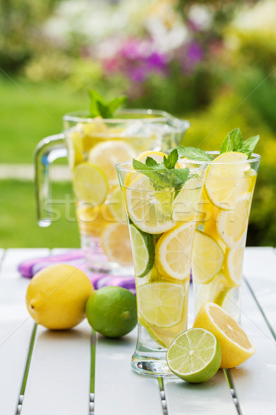 Domowej roboty lemoniada świeże owoców lata tabeli Zdjęcia stock © karandaev