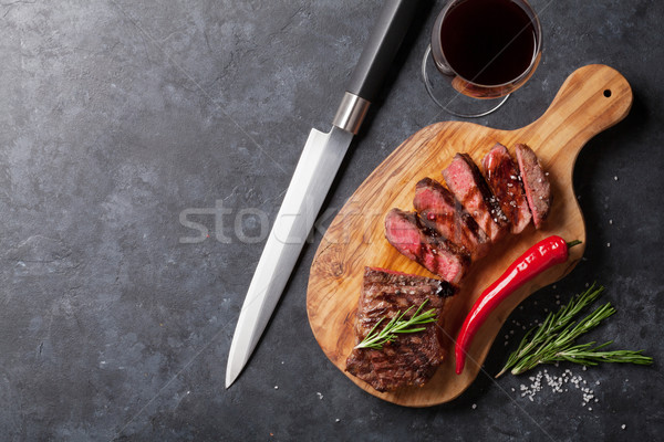 Stock fotó: Grillezett · steak · vörösbor · szeletel · kő · asztal