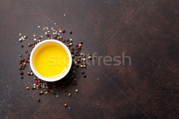 Imagine de stoc: Ulei · de · măsline · piper · sare · condimente · piatră · tabel