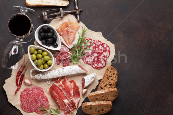 Foto d'archivio: Salame · prosciutto · salsiccia · prosciutto · vino