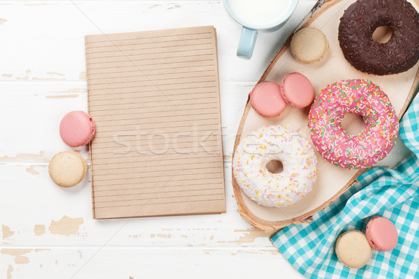 Milch Donuts Holztisch Merkzettel Blume Kuchen Stock foto © karandaev