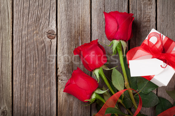 Red roses and gift box Stock photo © karandaev