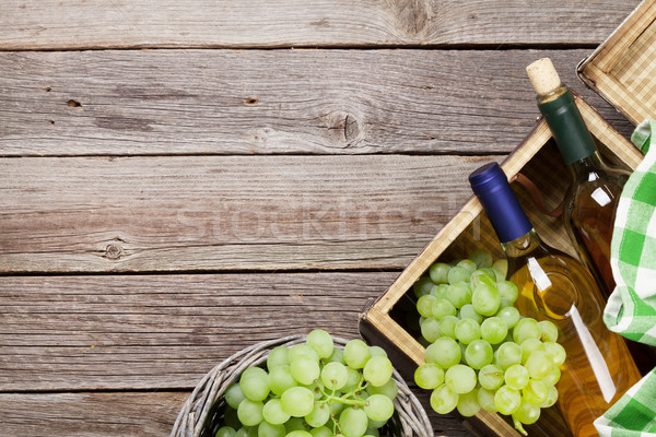 Vin alb struguri masa de lemn top vedere spatiu copie Imagine de stoc © karandaev