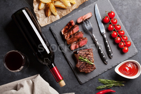 Stockfoto: Gegrild · biefstuk · rode · wijn · aardappel · steen · tabel