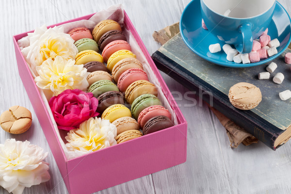 Stok fotoğraf: Renkli · kahve · tatlı · macarons · ahşap · masa · hediye · kutusu