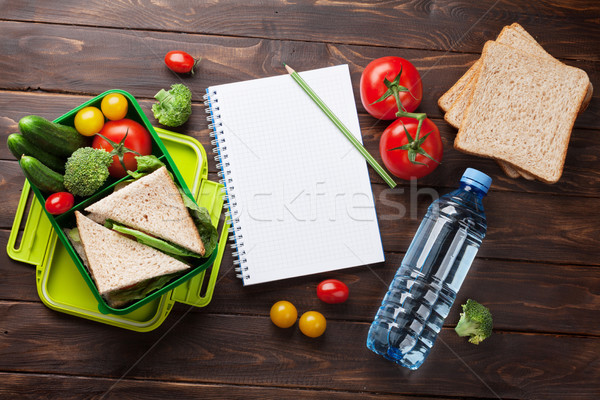 Lunch vak groenten sandwich notepad houten tafel Stockfoto © karandaev