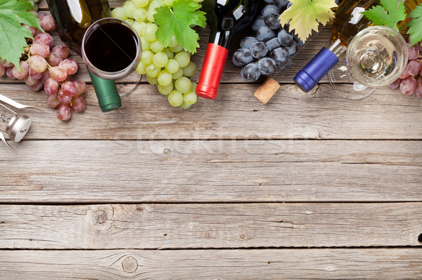 ストックフォト: ワイン · ボトル · ブドウ · 木製のテーブル · 先頭 · 表示