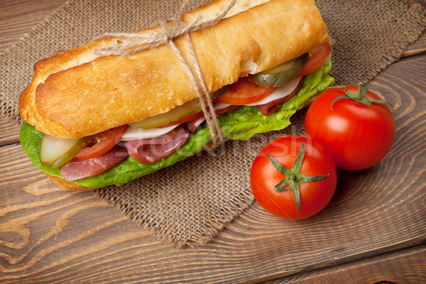 Foto stock: Sándwich · ensalada · jamón · queso · tomates · mesa · de · madera