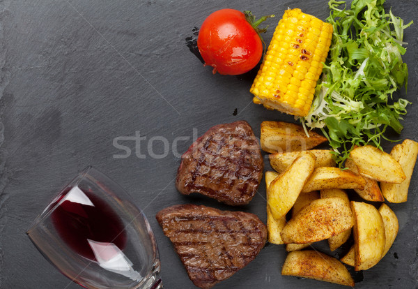 Beefsteak gegrillt Kartoffel Mais Salat Rotwein Stock foto © karandaev