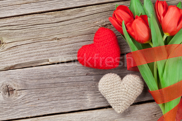 Foto stock: Rojo · tulipanes · día · de · san · valentín · corazones · mesa · de · madera · superior