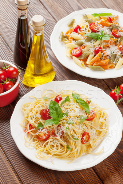 Zdjęcia stock: Spaghetti · makaronu · pomidory · bazylia · drewniany · stół · liści