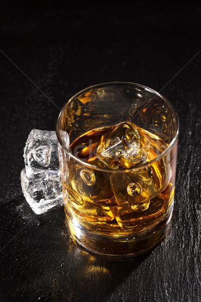 Vidrio whisky hielo negro piedra mesa Foto stock © karandaev