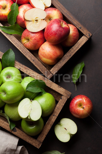 綠色 紅色 蘋果 木 框 成熟 商業照片 © karandaev