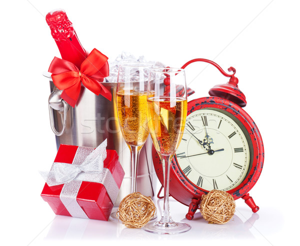 Foto d'archivio: Due · champagne · occhiali · bottiglia · clock · isolato