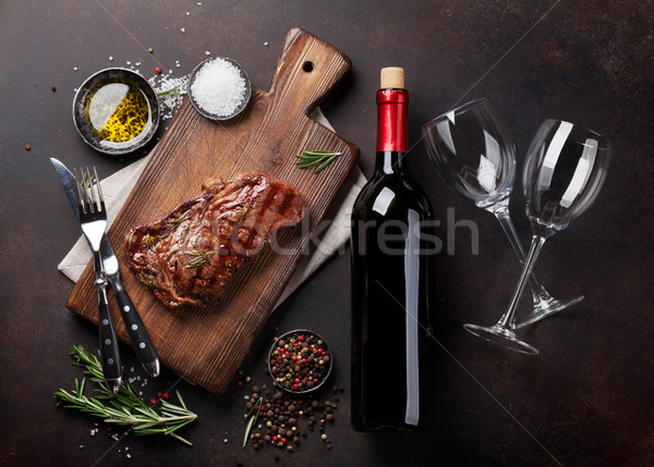 Grillezett bifsztek vörösbor gyógynövények fűszer felső Stock fotó © karandaev